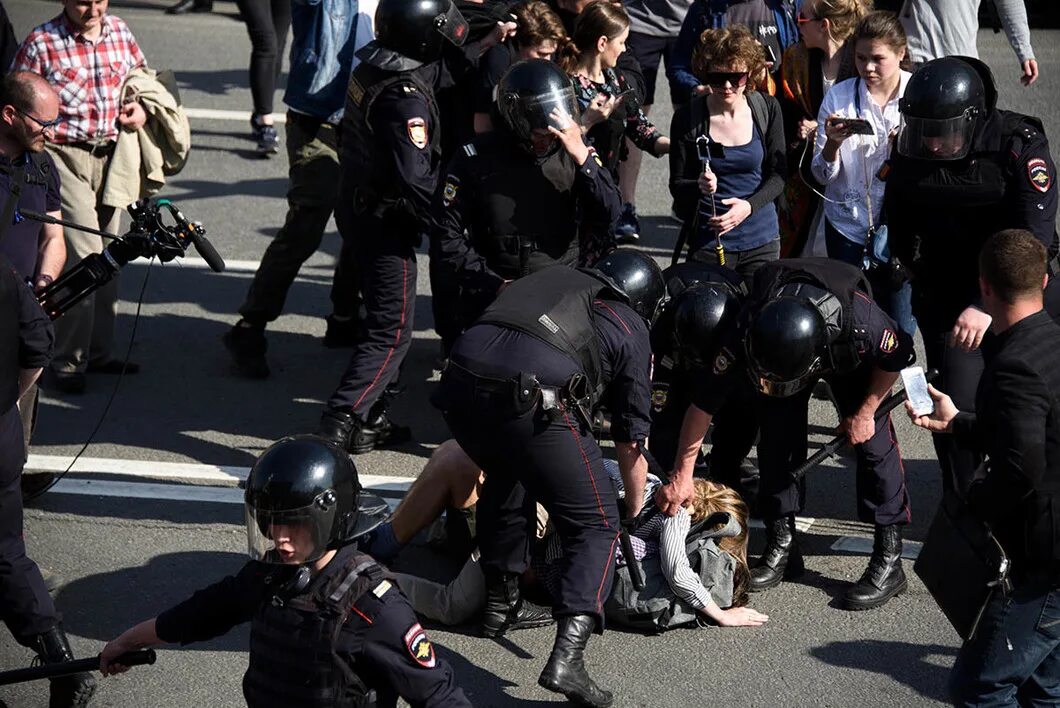 Аресты 2018. 5 мая 2018 митинг в москве. казаки избивают митингующих 5 мая 2018. полиция под прикрытием на митингах.
