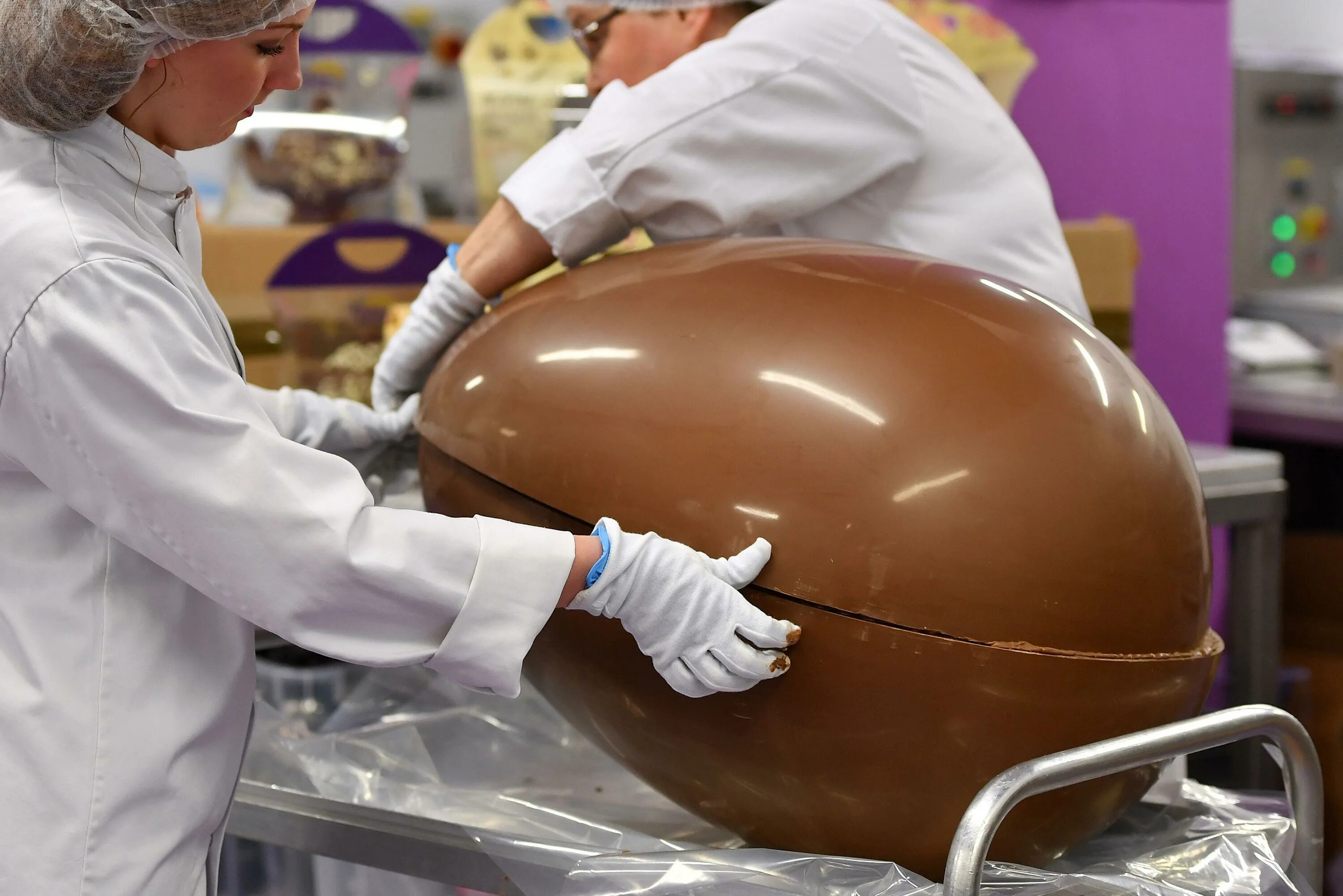 Самое сильное яйцо. Самое большое шоколадное яйцо. Формы для больших шоколадных яиц. Форма яйцо для шоколада большая. Форма для шоколада яйцо огромное.