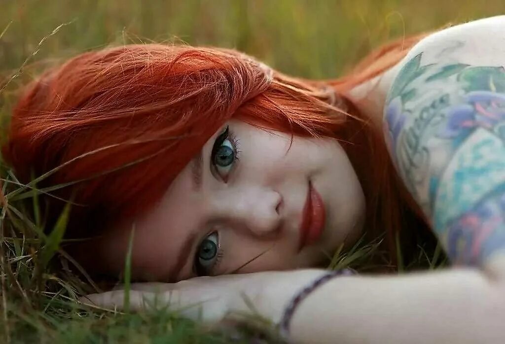 Рыжая девушка в постели. Эстель огненно рыжий. Девушка обнимает собаку. К чему снится рыжая девочка. Рыжая женщина.