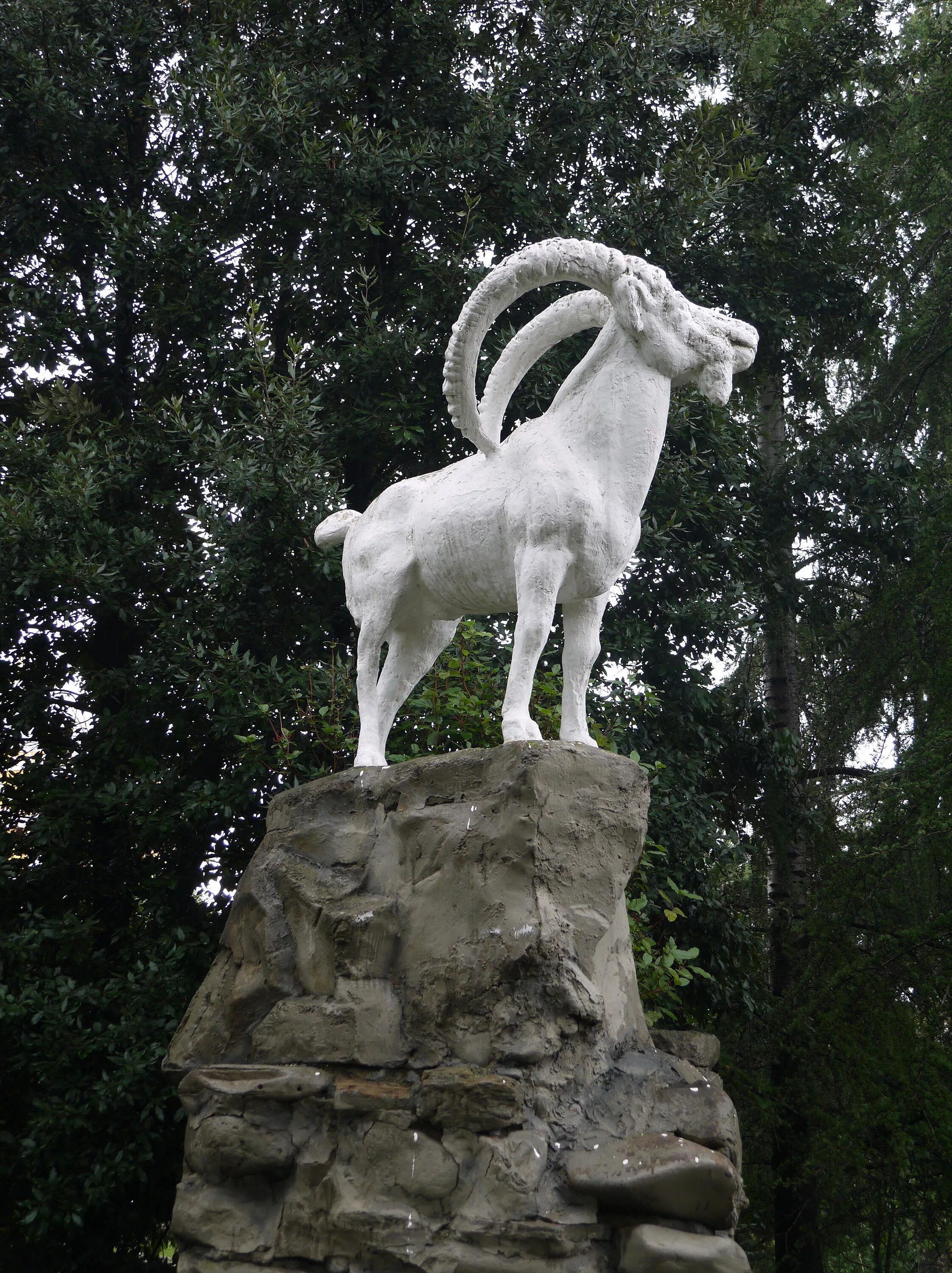 Скульптура «горный козёл» (алушта). Скульптура козы в нижнем новгороде. Коза дереза скульптура нижний новгород. Памятник веселая коза нижний новгород. Варзи ятчи козел.
