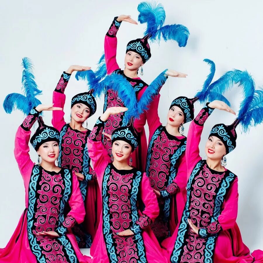 Киргиз бий. Казахский танцевальный костюм. Костюмы для танцевальных коллективов. Казахский костюм для танца. Популярная казахская музыка