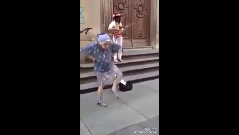 Где бабка танцует. Бабка танцует. Танцующая бабуля тик ток. Танцующая бабушка ютуб. Бабуля танцует бабуля танцует.