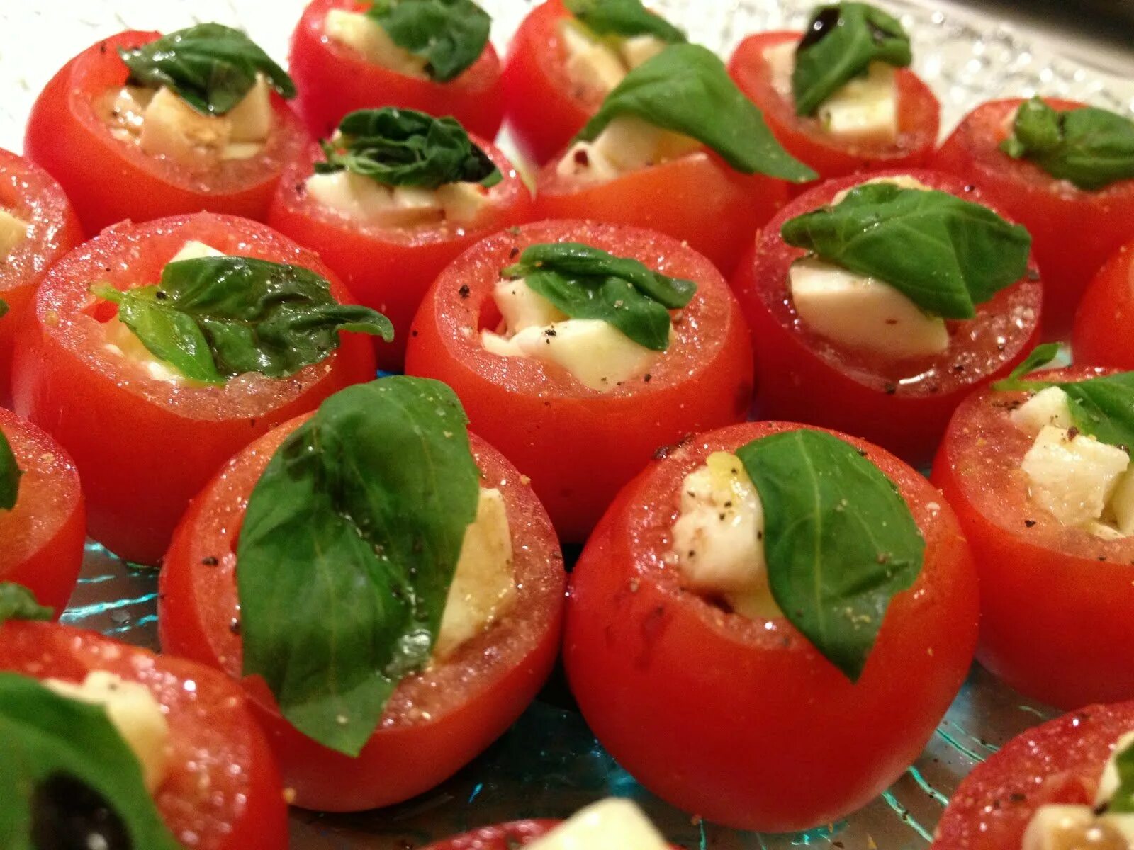 Что вкусного можно приготовить из помидор. Закуска из помидор. Фарширов помидоры. Пикантная закуска из помидор. Что вкусного можно приготовить из помидор.