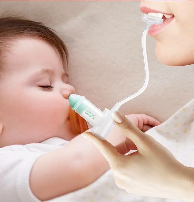 Прочищать носик. Для чистки носа новорожденному. Приспособление для очистки носа новорожденного. Чистка носа у новорожденных. Грудничок для чистки носа ребенку.