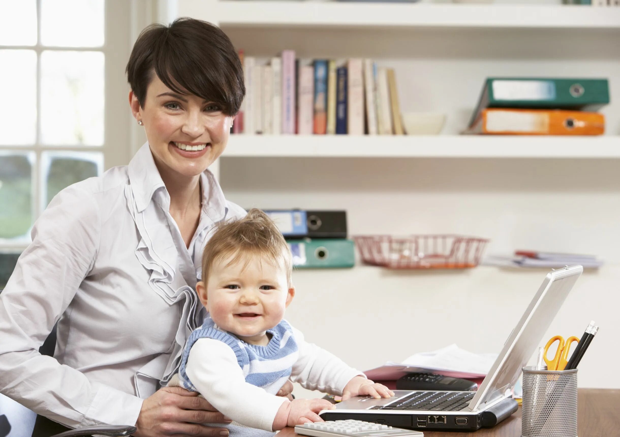 Do your mother work. Бизнесвумен с детьми. Деловая женщина с ребенком. Бизнес для мам в декрете.