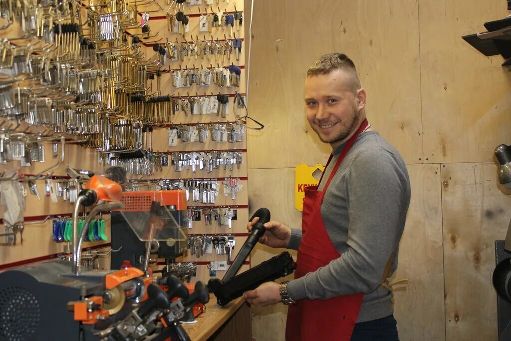 мебель для мастерских по изготовлению ключей. новый быт ремонт. львовская 7. г. новый быт ремонт.