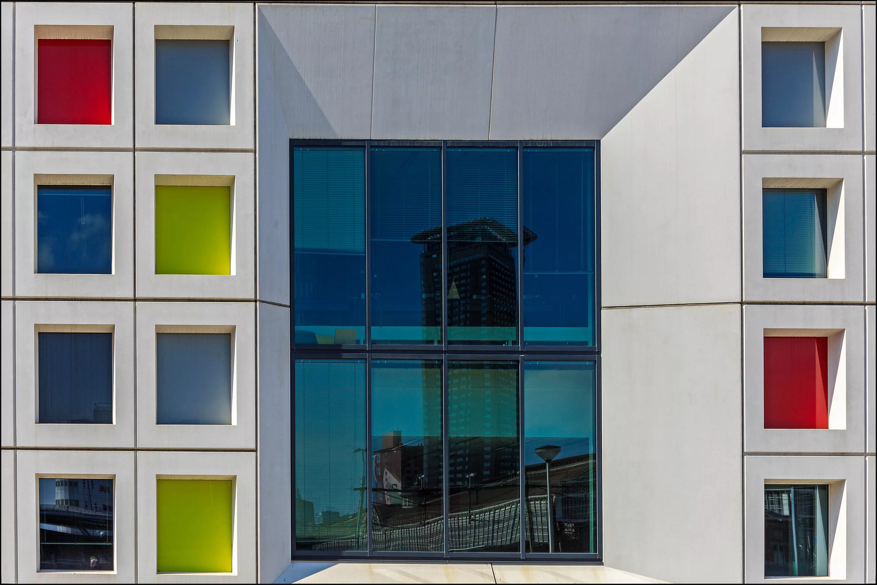 Многоэтажный дом окна. Окна в многоквартирном доме. Текстура фасада. Фасад здания с окнами. Фасад многоэтажки.