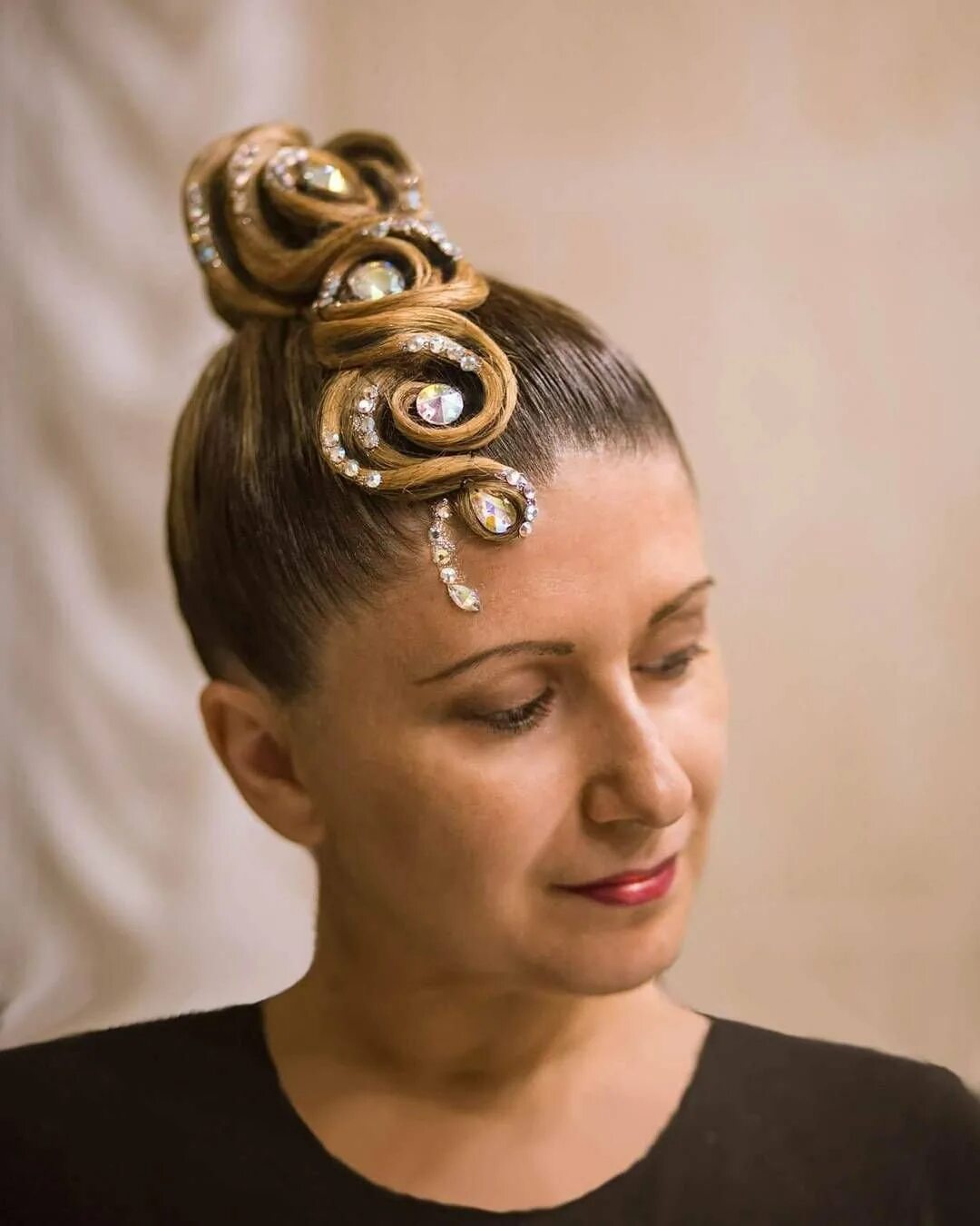 Прически для спортивных бальных танцев. Бальные прически. Прически для бальных танцев. Бальные прически для девочек. Пучок для бальных танцев.