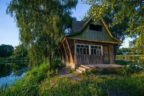 Дом в селе у реки