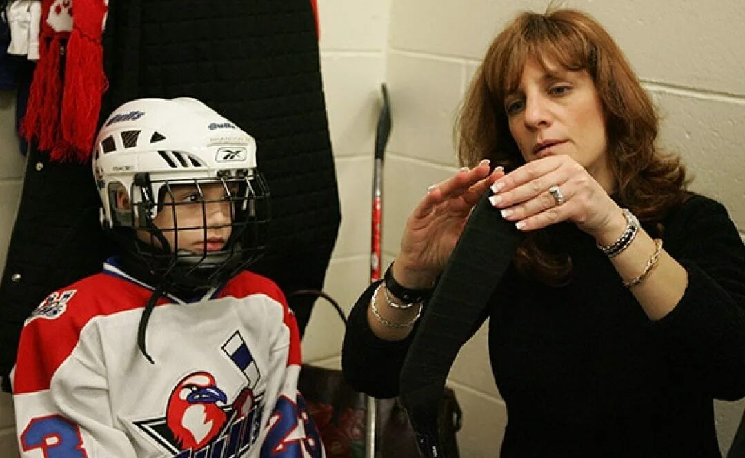 Футболка мама хоккеиста. Мама хоккеиста. Хоккеист фотосессия. Хоккеист в магазине. Хоккейная мама.