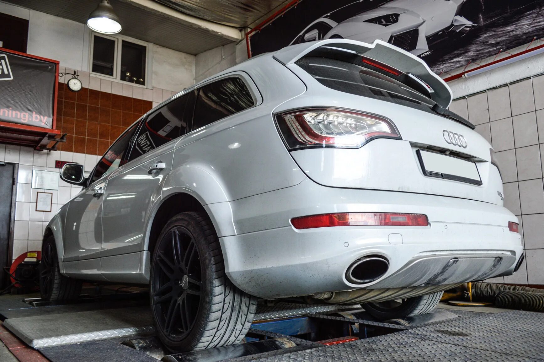 Tuning 12. Q7 обвес v12. Audi q7 w12 TDI. Обвес v12 Audi q7. Audi q7 v12 TDI тюнинг.