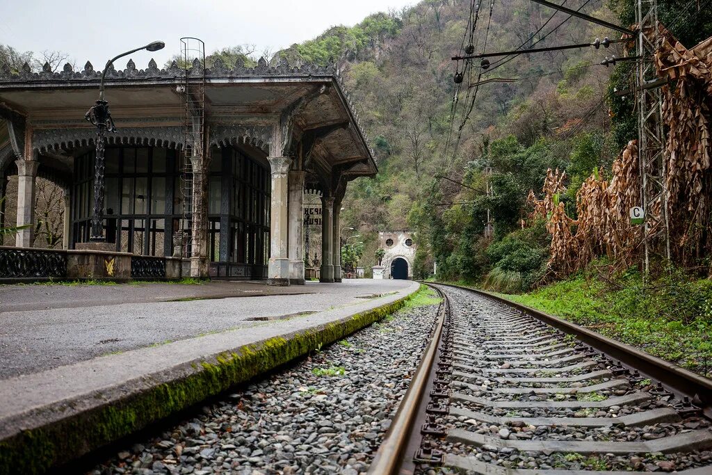 Новый афон вокзал. Станция Псырцха Абхазия. Платформа Псырцха Абхазия. Абхазия заброшенный вокзал Псырцха. Абхазия заброшенная Железнодорожная станция Псырцха.