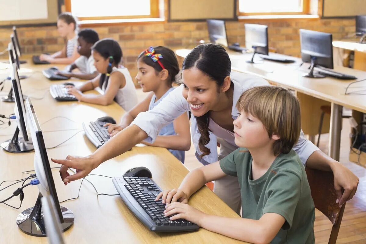 Человек работает и учится. Ученик за компьютером. Ученики за компьютерами в школе. Дети за компьютером в школе. Компьютер для школьника.