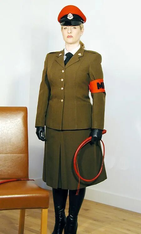 Женщина в форме доминирует. Военная женская форма. Женский военный костюм. Немецкая Военная форма женская.