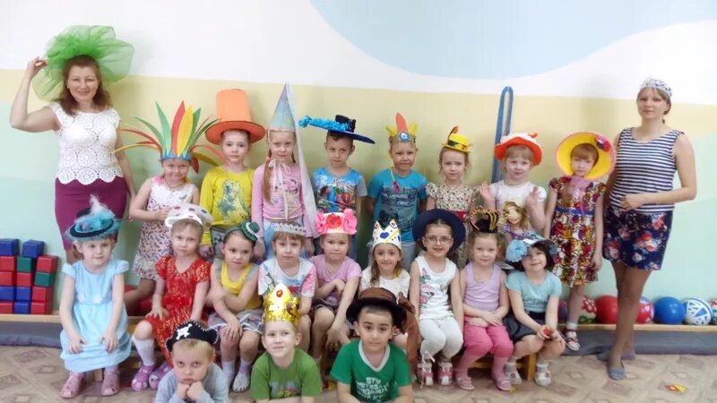 Конкурс детских шляпок в детском саду. Конкурс шляп в детском саду. Парад шляп в детском саду для мальчиков. Праздник шляп в детском саду.