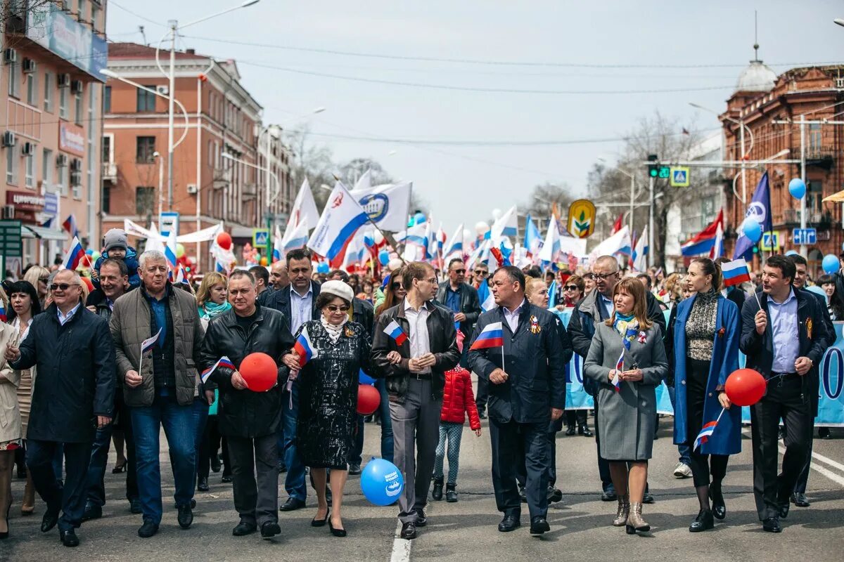 Первомайское шествие Благовещенск. Жители Благовещенска Амурской области. Населенность Благовещенска. Украшение колонны на 1 мая. Население благовещенска 2024