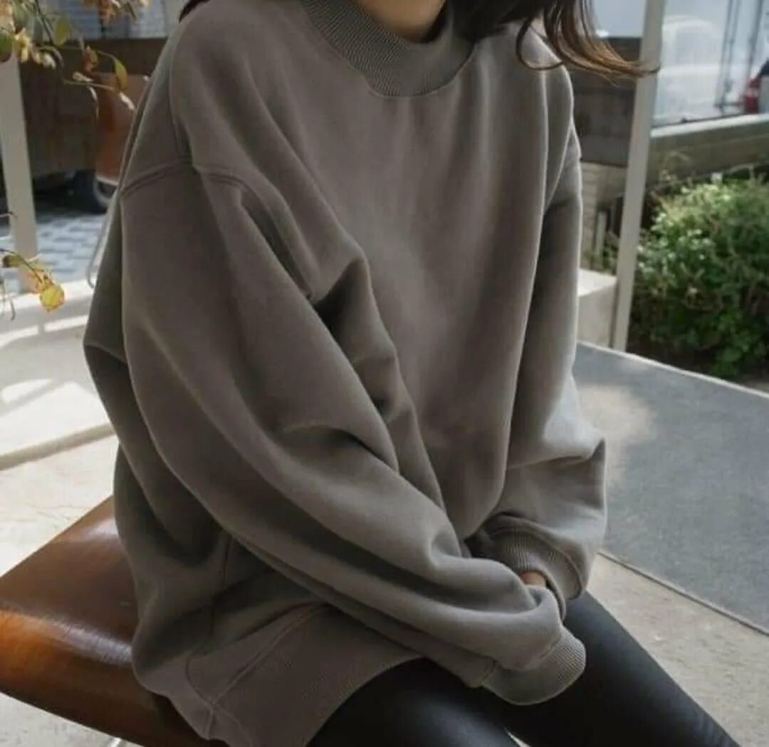 Толстовка женская оверсайз без капюшона. Кореан стайл оверсайз. Свитшот женский оверсайз с принтом. Корейская одежда оверсайз. Черная футболка оверсайз.