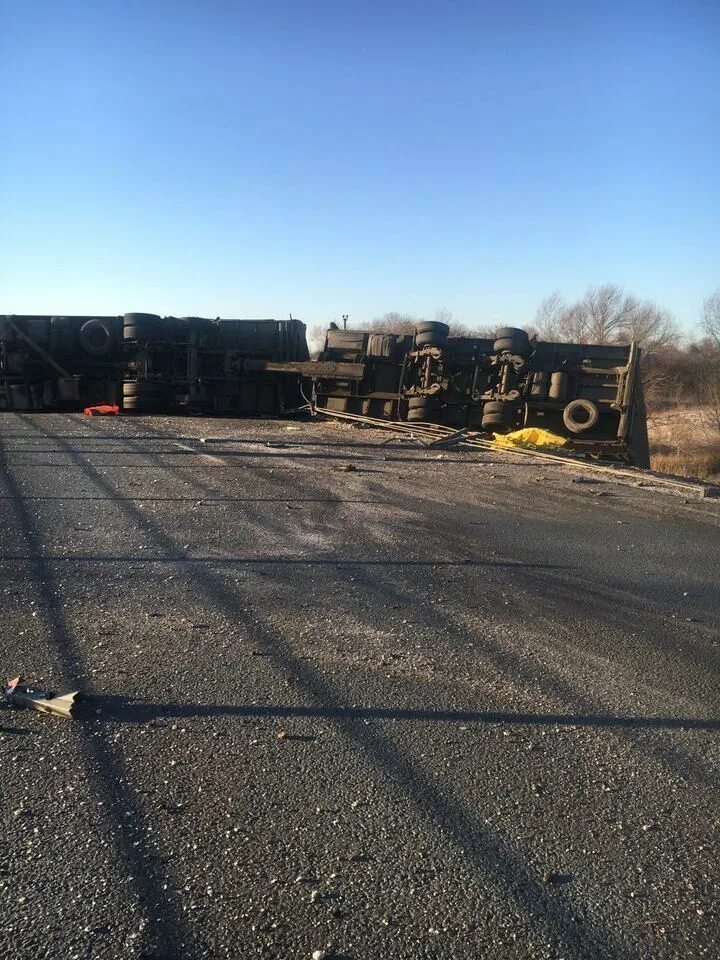 В Оренбурге перевернулась фура. Автодороги Оренбурга с фурами. Завод на трассе Оренбург- соль Илецк. Авария на трассе Оренбург Акбулак сегодня. Новости акбулака оренбургской области