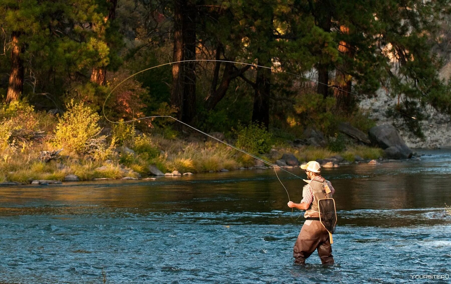Природа рыбалка. Осенняя рыбалка. Рыбак на реке. Осень рыбалка.