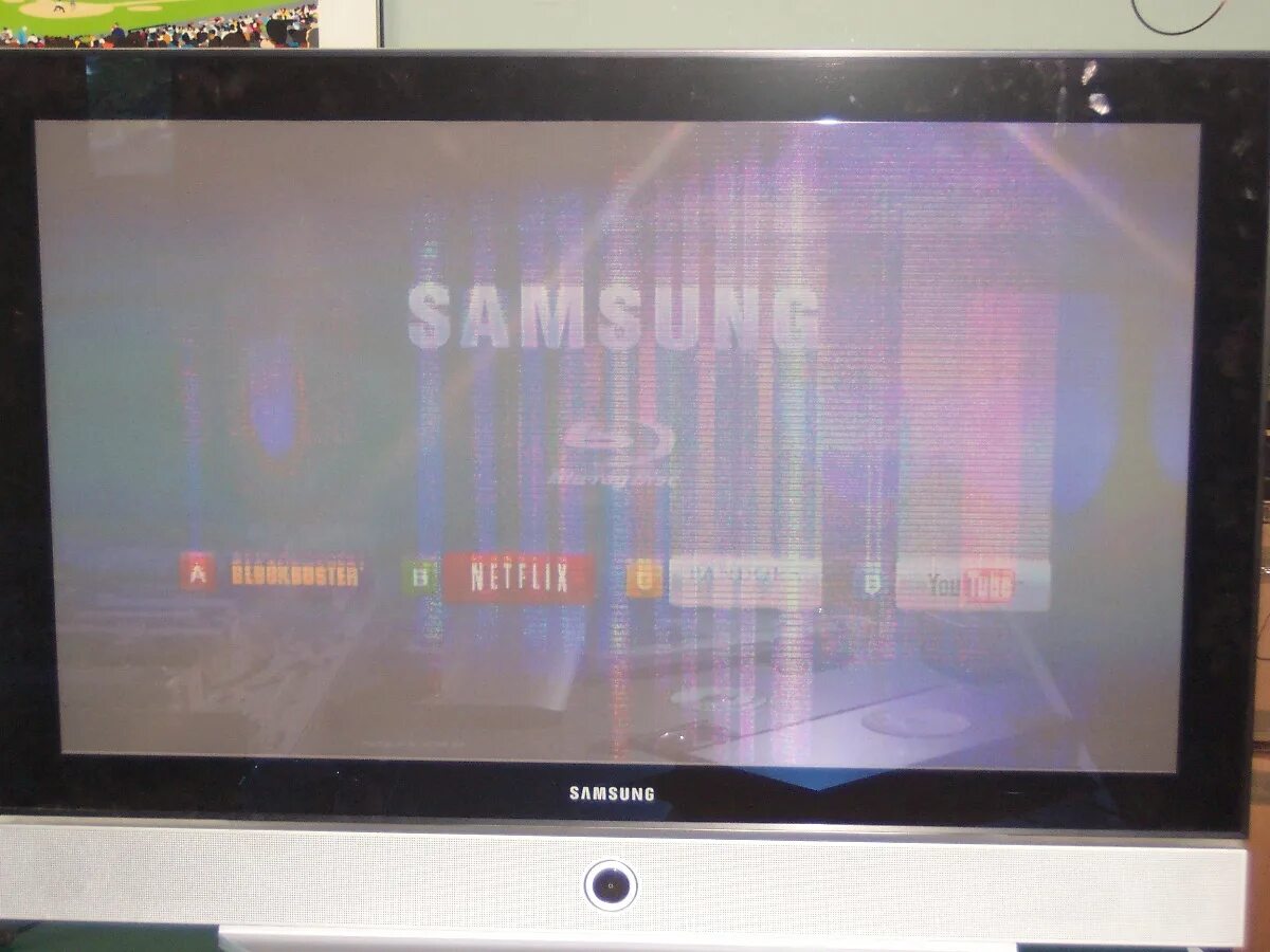 Повреждение матрицы монитора. Матрица вышла из строя. Разбитый экран телевизора. Матрица вышла из строя. Жк телевизор разбитый экран.