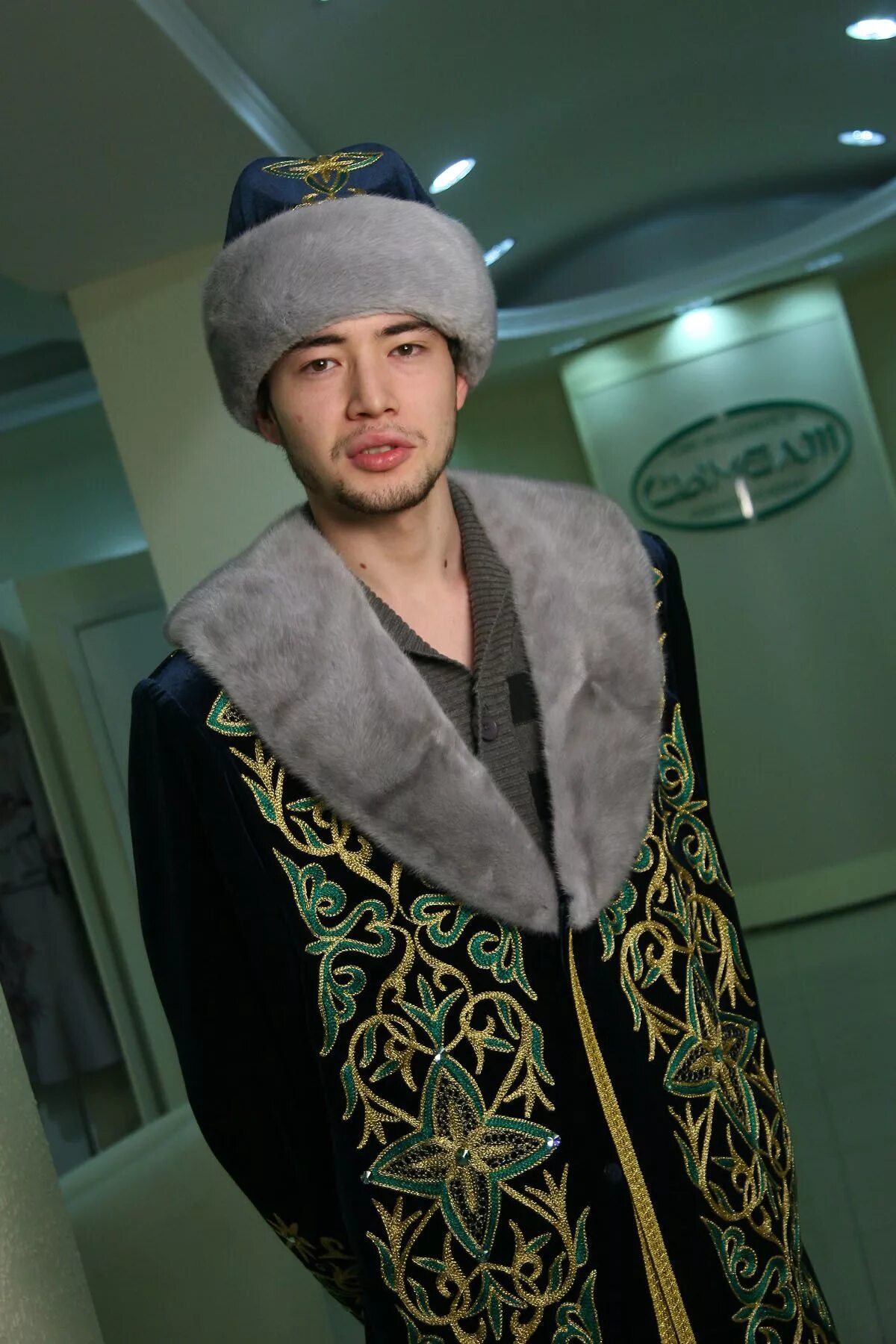Казах man. Казахская одежда мужская. Казахская мода мужская. Казахи мужики.