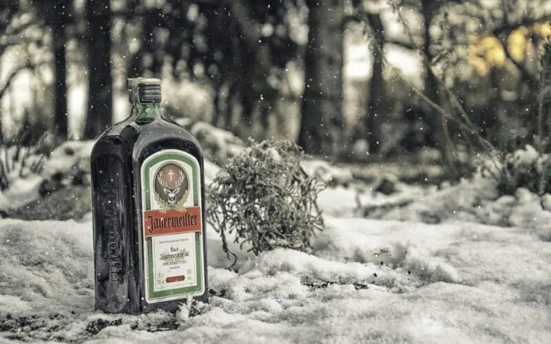 С чем пьют травяной ликер. Егермейстер ледяной. биттеры егермейстер. травяной ликер егермейстер. алкогольный напиток ягер мастер.