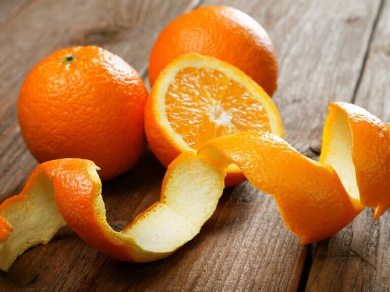 Цедра от апельсина. Ли есть кожуру апельсина. Кожура цитрусовых плодов. % отходов апельсина. Апельсиновая корка.