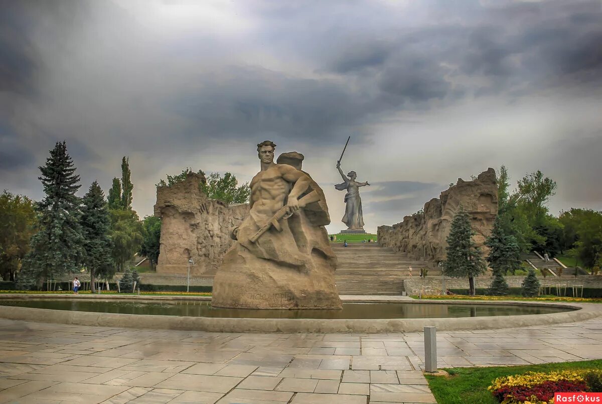 Сталинградская битва мамаев курган бои. Мамаев Курган Волгоград. Мамаев Курган Сталинградская битва. Мамай Курган Волгоград. Мемориальный комплекс Мамаев Курган.