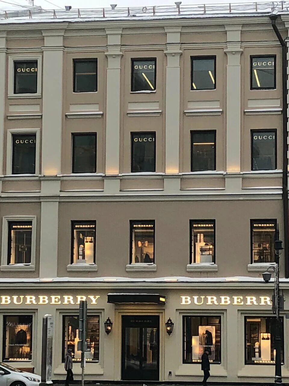 Burberry москва. Петровка 16 Москва. Burberry Moscow. Бутик Барбери. Барбери ГУМ фото с улицы.