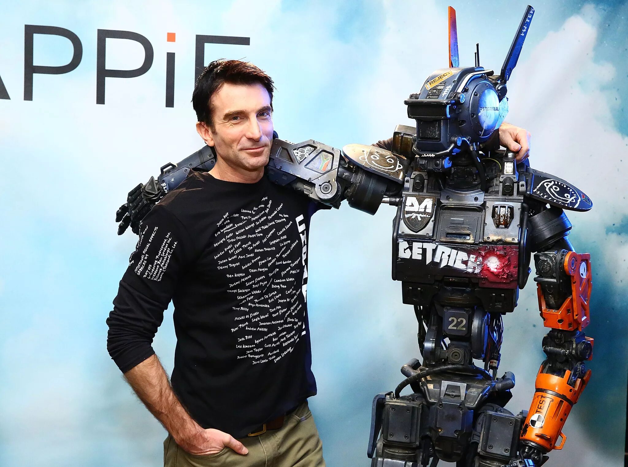 Клички роботов. Шарлто Копли Чаппи. Шарлто Копли робот по имени. Chappie 2015.