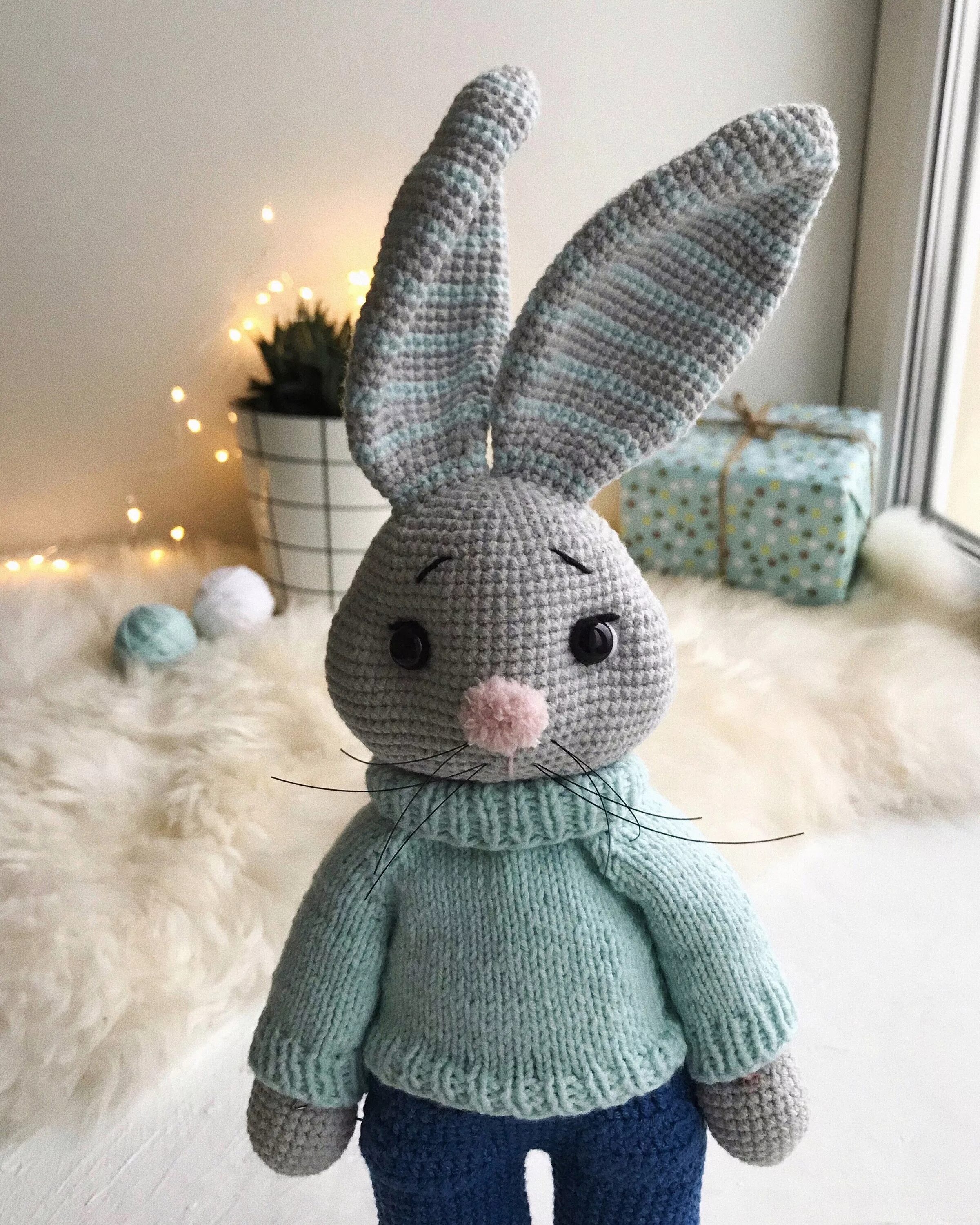 как связать зайца крючком. связанные игрушки. вязаный зайка крючком амигуруми. вязаный зайка с длинными ушами. вязаный заяц.
