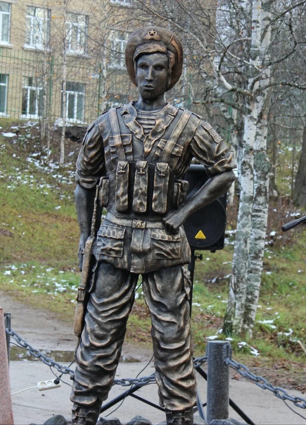 Памятник брадису. Памятник десантнику в ухте. скульптура десантника ухта. памятник вдв ухта. десантник из ухты памятник.