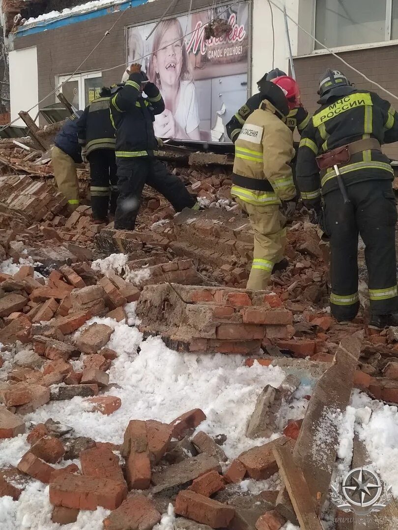 Фото пожарных. Обрушение крыши МЧС В Иваново. Обрушения крыши в Фурманове. Обрушение фасада высшей Лиги в Фурманове.