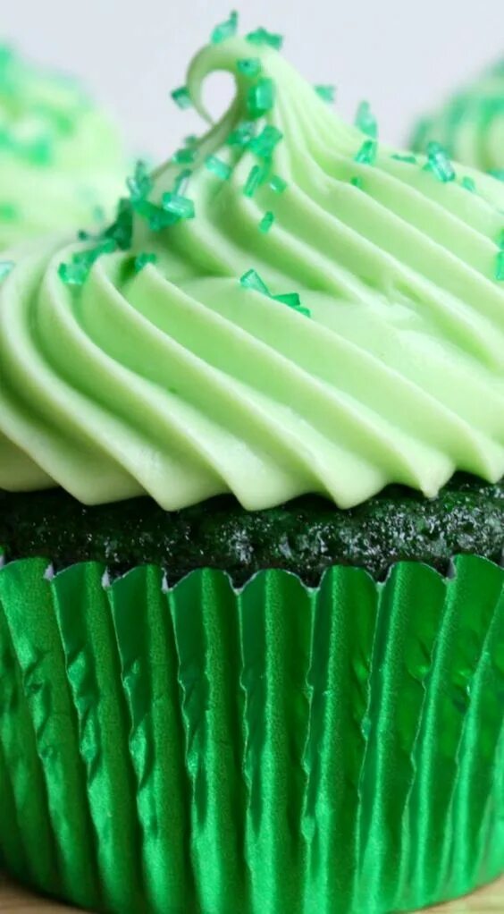 Зеленый кекс. Зеленое пирожное. Пирожное капкейк зеленый. Зеленый кекс с глазурью.