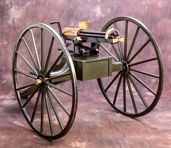 пулёмёт гатлинга 1862 года. пулемет максим 1883. первый пулемет изобрел. картечница гатлинга. пулемёт максима образца 1883 года.