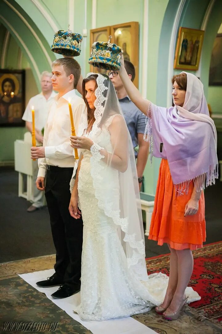 свидетели венчания в церкви. свадьба в храме. свадебная церемония в церкви. венчание. венчание в церкви свидетели.
