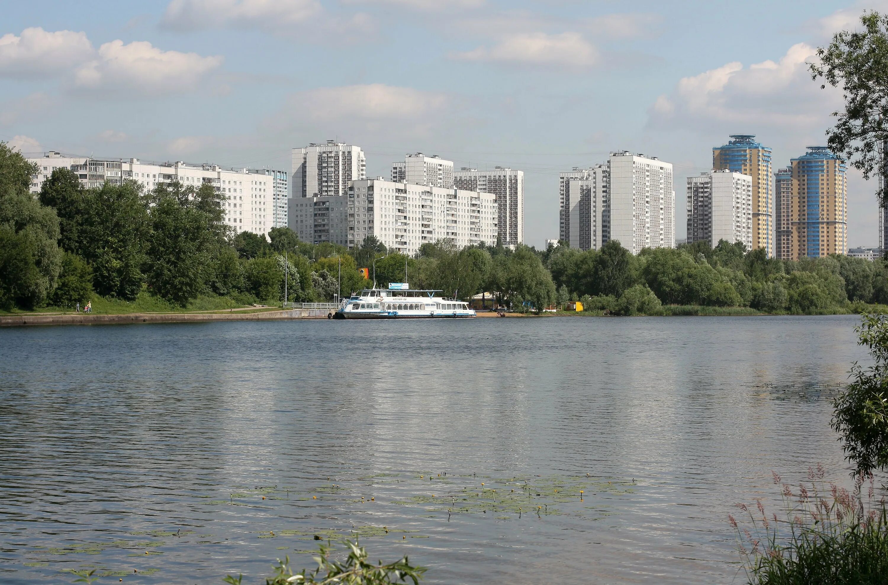 Вакансии москва строгино. Строгинский залив. Строгино район Москвы. Строгинская Пойма. Строгинский парк.