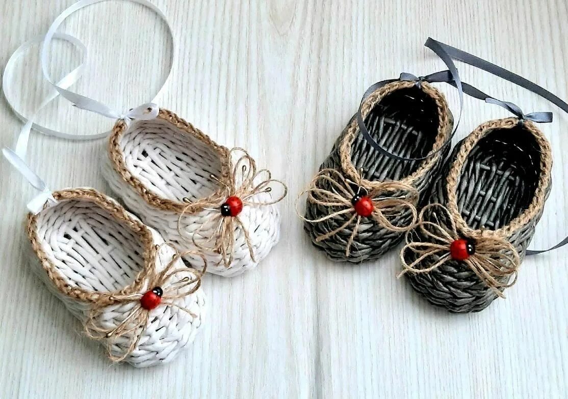 Сувенирные лапоточки из джута. Лапти для куклы. Сувенирные лапти из джута мастер класс. Лапти из шпагата. Лапти из шпагата.