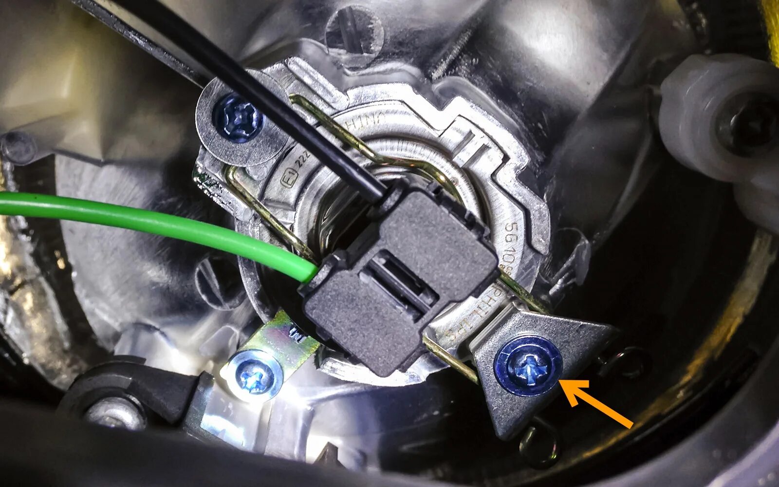 Лампы ближнего света уаз патриот 2006. Лампа ближнего света уаз патриот 2012. Лампа ближнего света уаз профи. Замена ламп патриоте. Лампа ближнего света уаз патриот 2017.