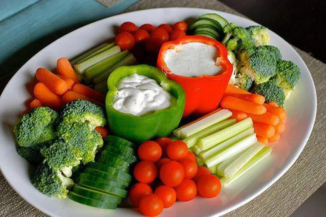 Есть сырые овощи и фрукты. Овощи в рационе. Здоровая еда. Овощи на перекус. Правильное питание блюда.