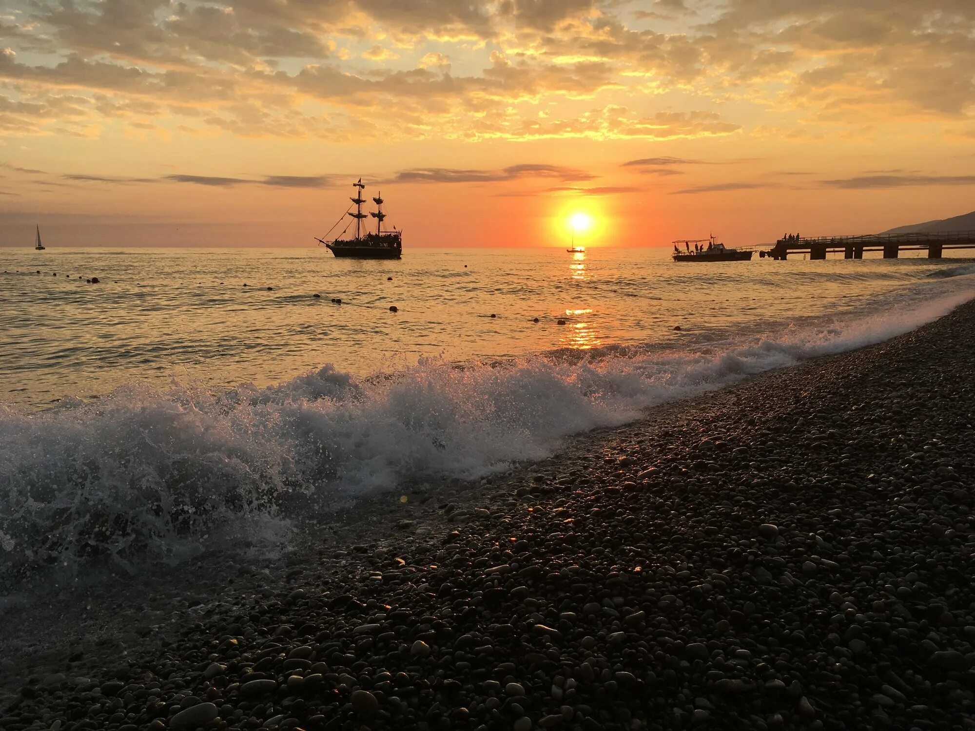 Черное море отдых 2023. Чёрное море Сочи Лазаревское. Черное море Лазаревское 2023. Берег черного моря Лазаревское. Черное море пляж Лазаревское.