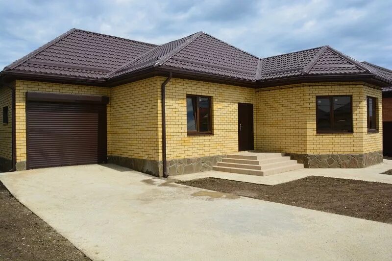 Коттеджи от застройщика. Кп рубиновый берег краснодар. Краснодарский дом. Дома в краснодаре от застройщика. Коттедж кирпичный двухэтажный.