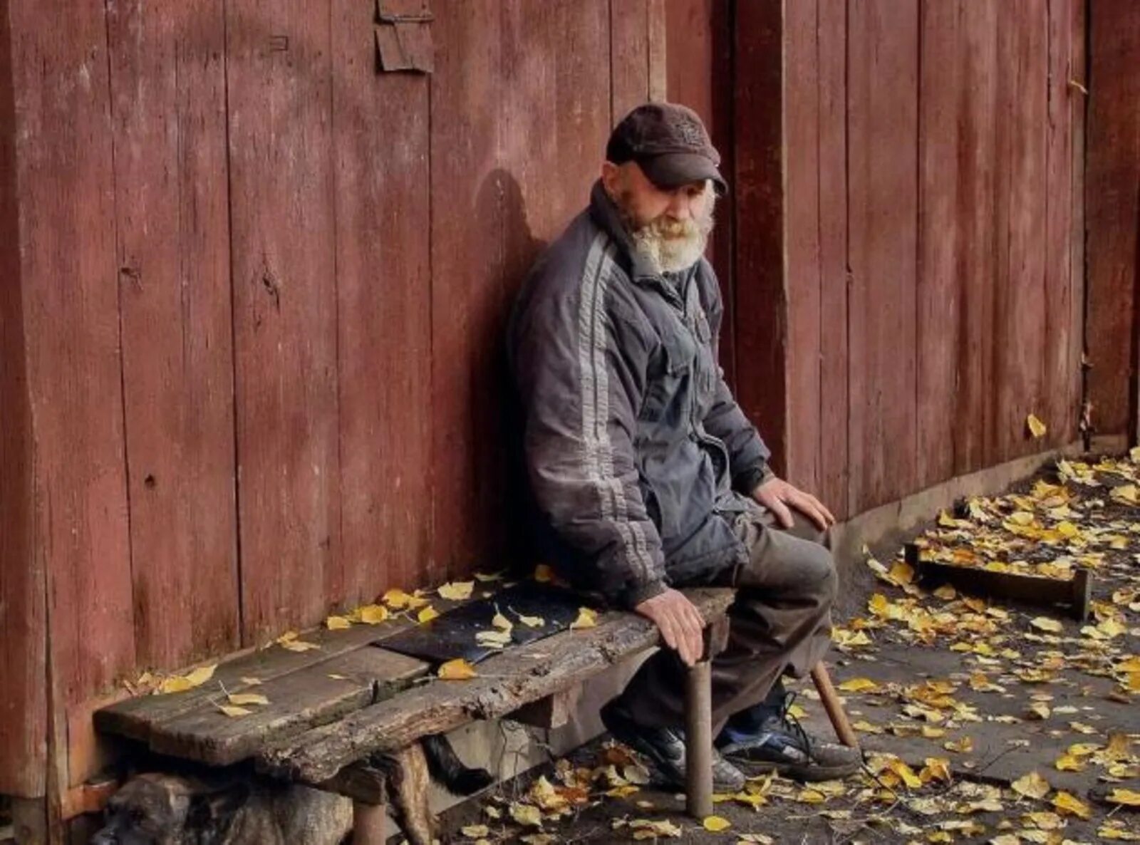 Старые обиды давние. Одинокий старик. Старик сидит. Старик на скамейке. Старик сидит на скамейке.