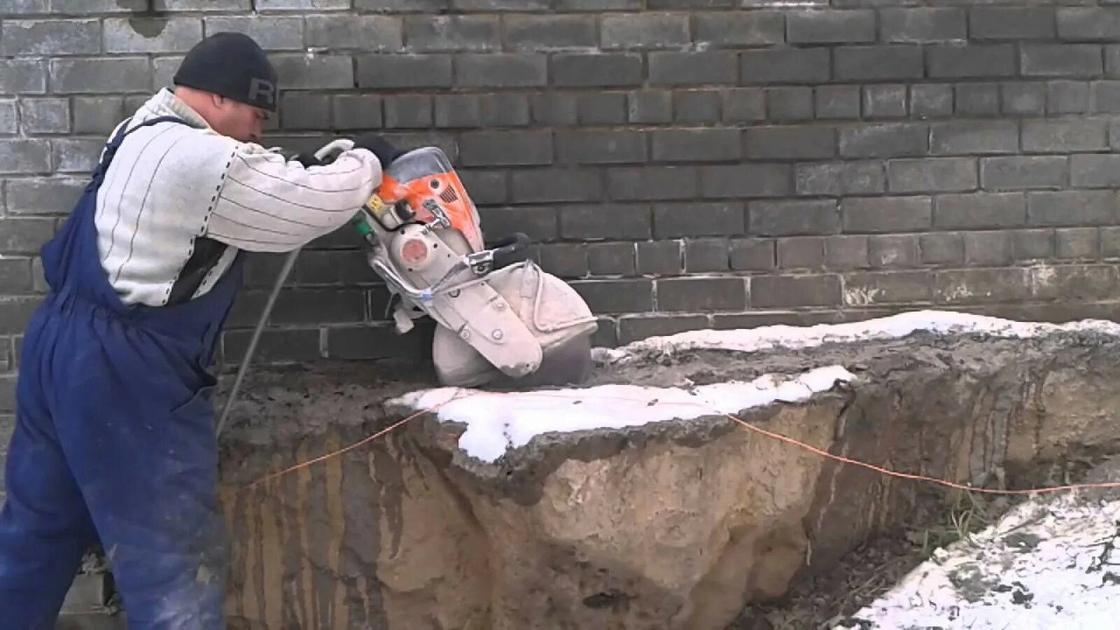 Демонтаж отбойным молотком. Bosch gsh 7 vc. Инструмент для демонтажа стяжки пола. Снятие бетона. Демонтаж бетона.