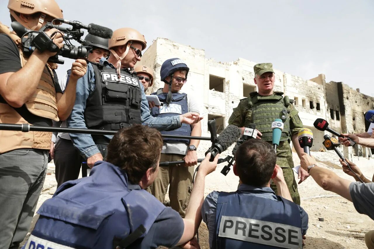 Какое значение о придают российские военные сми. Конашенков в Сирии с журналистами. Военный журналист. Русские военные журналисты.