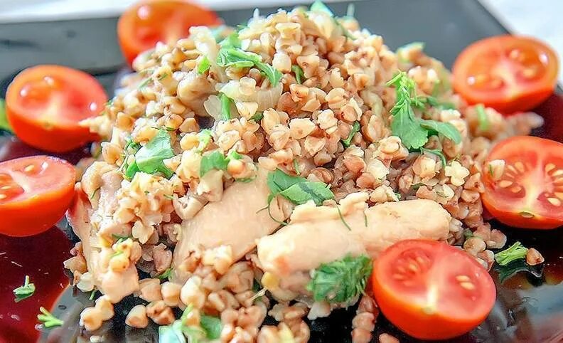 Рецепт гречка куриная. Гречка с курицей и овощами. куриное филе с гречкой. гречка грудка овощи. куриная грудка с гречкой.