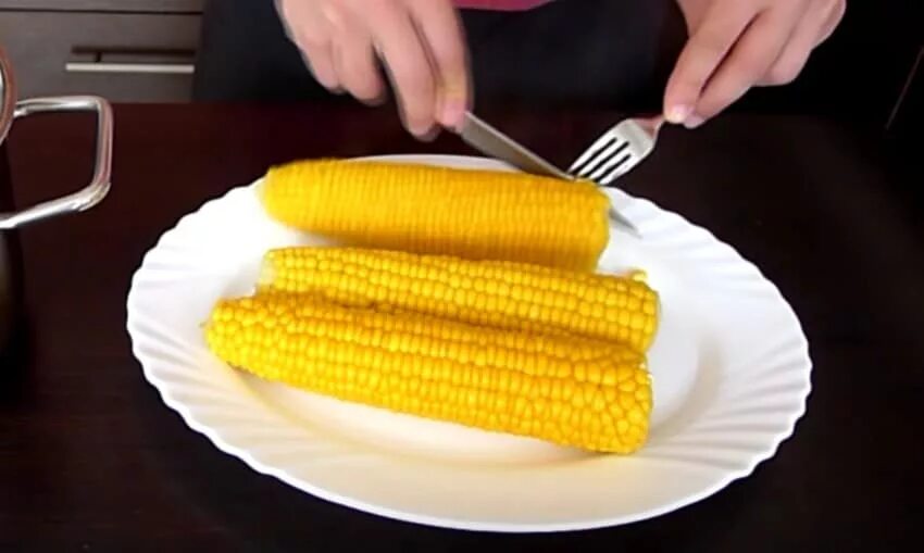 Кукуруза в початках вареная. Горячая кукуруза вареная. Аппетитная вареная кукуруза. Вареная кукуруза на тарелке.