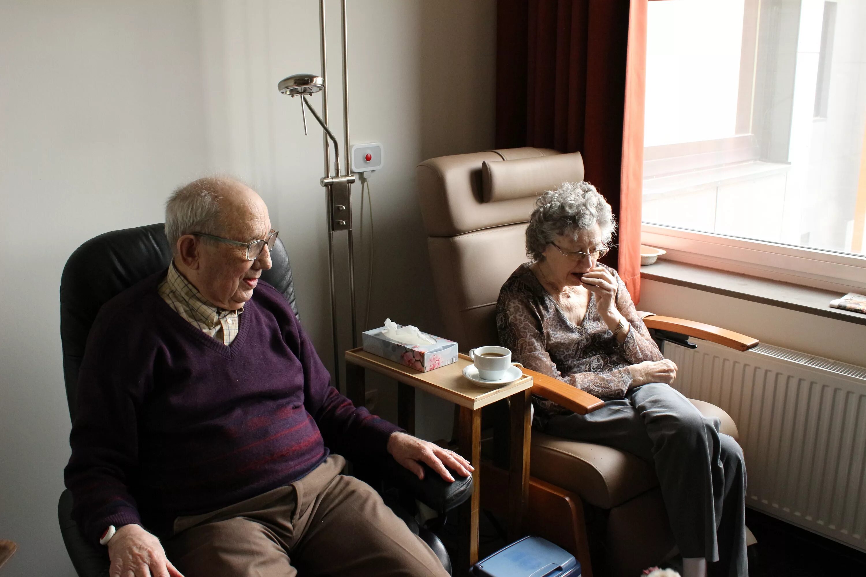 Дом престарелых. Пенсионеры в доме престарелых. Дом престарелых в Швеции. Пожилые в интернете. Жизнь пенсионеров на пенсии