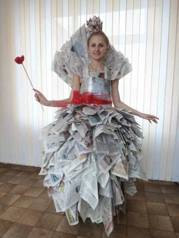 Платье из нетрадиционных материалов. Костюм из бросового материала. Необычные фасоны платьев. Платье из нетрадиционных материалов. Костюмы из подручных.