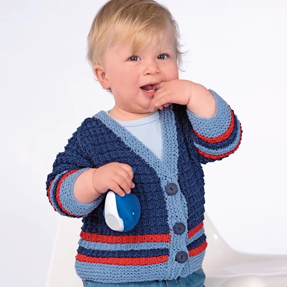 Вязаные кофточки для малышей. Свитер для мальчика. Вязаный свитер для малыша. Вязаные костюмы для детей. Вязаные детские вещи.